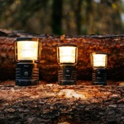 Favour L1061 Camping Lamp LED, 875 Lumen, IP64, Waterdicht, Draagbare Kampeerlamp, Tentlamp, Schokbestendig, 4 Verschillende Lichtmodi Incl Kaarslicht-modus, Afneembaar Deksel, Handig & Compact Formaat -Gardena Winkel 1200x1200 100