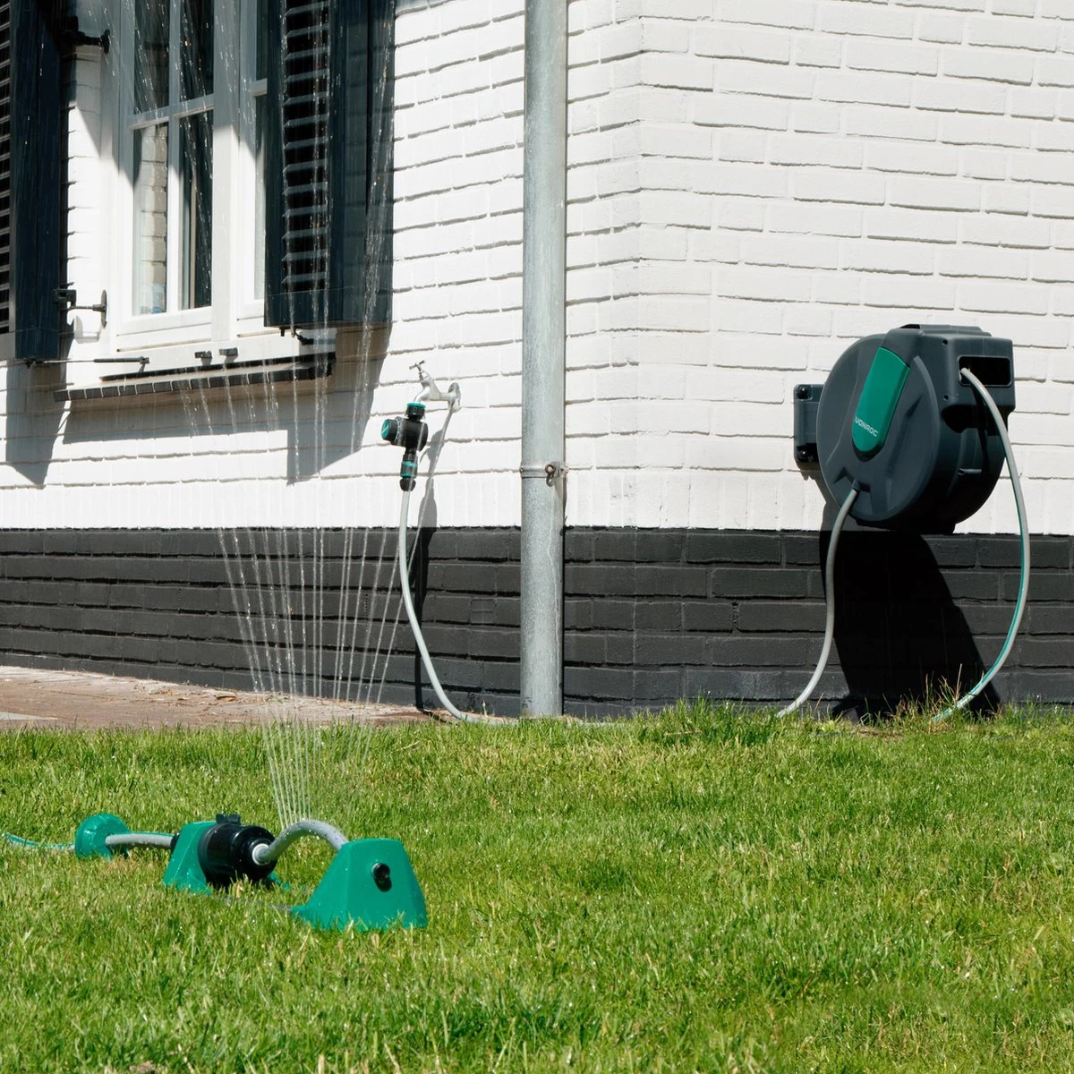 VONROC Automatische Slanghaspel – Incl. 25m Tuinslang, Aansluitslang, Spuitstuk, Koppelingen & Kraanaansluiting 7 VONROC Automatische Slanghaspel – Incl. 25m Tuinslang, Aansluitslang, Spuitstuk, Koppelingen & Kraanaansluiting - Afbeelding 5