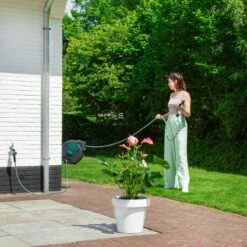 VONROC Automatische Slanghaspel – Incl. 25m Tuinslang, Aansluitslang, Spuitstuk, Koppelingen & Kraanaansluiting 15 VONROC Automatische Slanghaspel – Incl. 25m Tuinslang, Aansluitslang, Spuitstuk, Koppelingen & Kraanaansluiting -Gardena Winkel 1200x1200 729