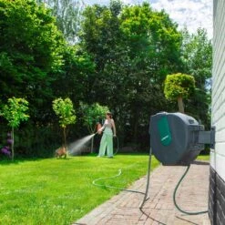 VONROC Automatische Slanghaspel – Incl. 25m Tuinslang, Aansluitslang, Spuitstuk, Koppelingen & Kraanaansluiting 16 VONROC Automatische Slanghaspel – Incl. 25m Tuinslang, Aansluitslang, Spuitstuk, Koppelingen & Kraanaansluiting -Gardena Winkel 1200x1200 730