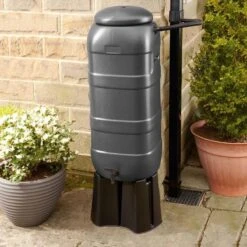 Luxe Voordeelset 100L Antraciet Rainsaver Regenton + Kraan + Voet + Vulautomaat| Muurmodel -Gardena Winkel 1200x1200 790