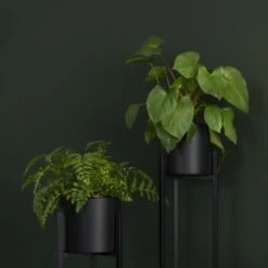 QUVIO Plantenstandaard Inclusief Pot - Staande Plantenbak - Metaal - Plantenbak - Plantenhouders - Planten Zuilen - Voor Buiten - Bloempot - 22 X 22 X 90 Cm - Zwart -Gardena Winkel 1200x1200 797