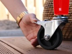 AXI Retro Cooler Rood - Koeler Met Wielen - 76L Inhoud - Koelbox Met Aftapkraan -Gardena Winkel 1200x900 19