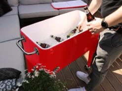 AXI Retro Cooler Rood - Koeler Met Wielen - 76L Inhoud - Koelbox Met Aftapkraan -Gardena Winkel 1200x900 24